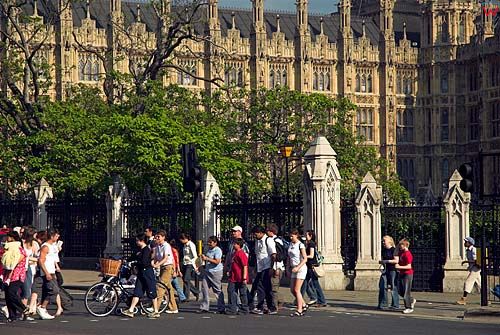Turyści przed gmachem londyńskiego parlamentu